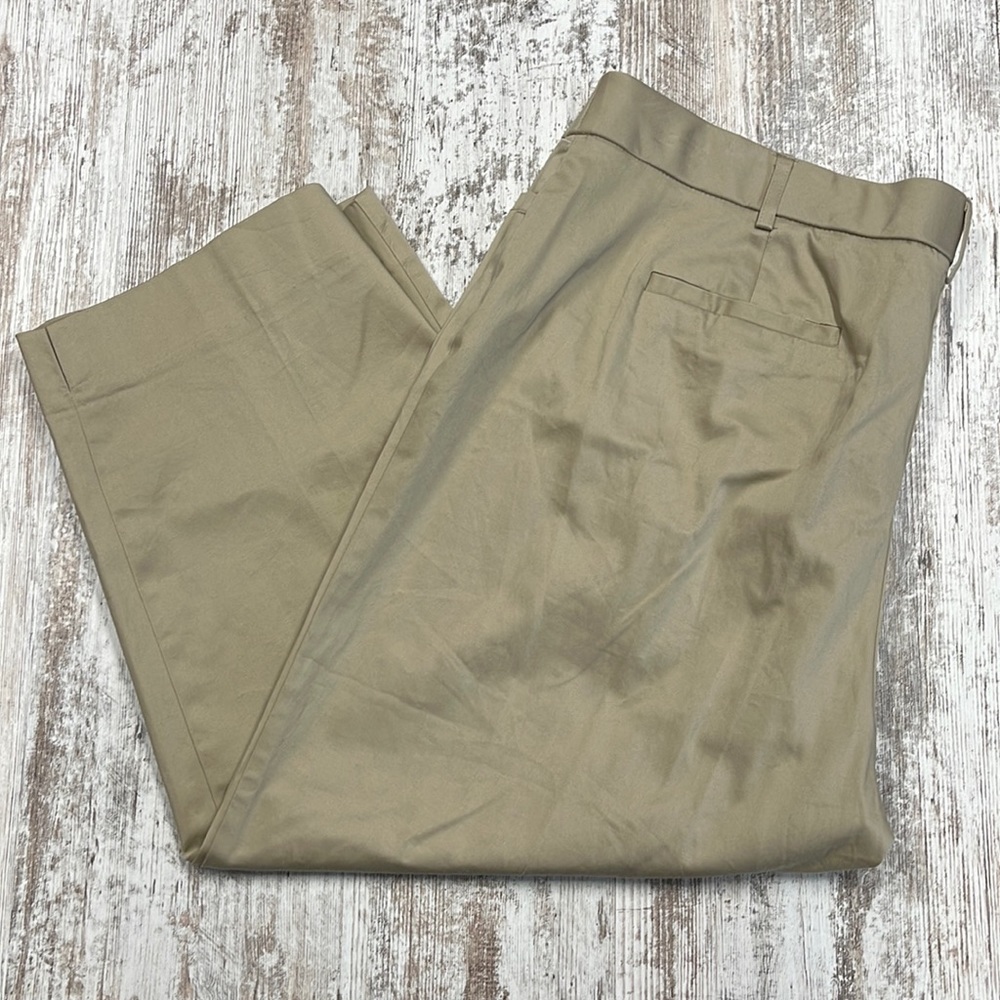 16 // Avenue NWT Tan Capri Pants
